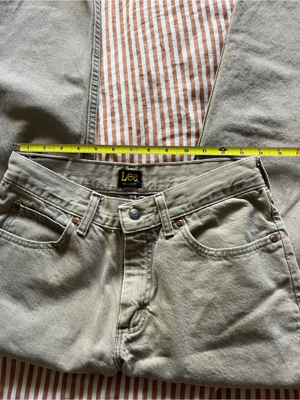 Vintage Lee Men's Relaxed Straight Jeans in beige/grey